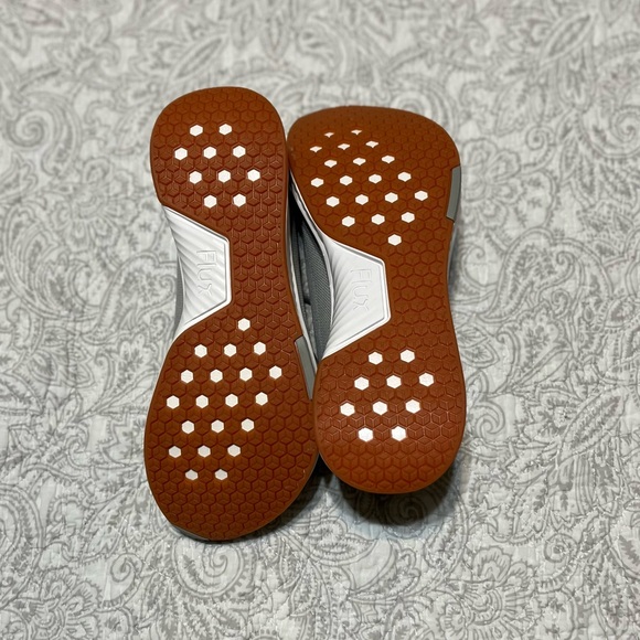 Stylish Gray Men's size 6 or Women’s size 7.5 Sneakers - Picture 6 of 6